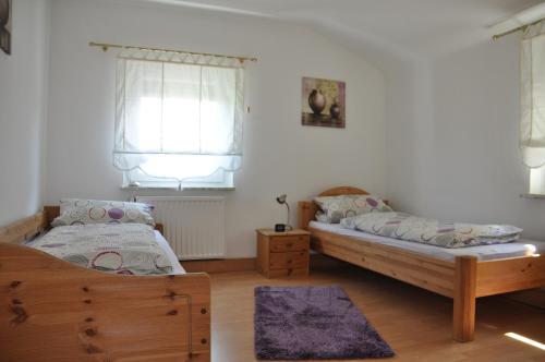 um quarto com 2 camas e uma janela em Ferienhaus "Antonia" - a47030 em Witzenhausen