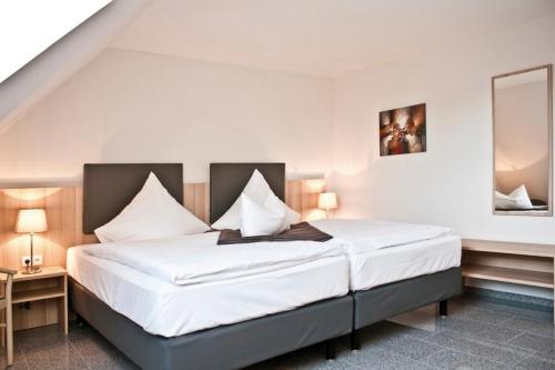 Una cama o camas en una habitación de Kapitänshaus - 14667