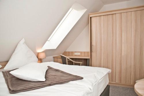 Una cama o camas en una habitación de Kapitänshaus - 14667