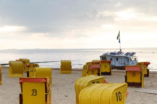 a group of yellow containers on the beach at Hotel Seeschwalbe in Cuxhaven