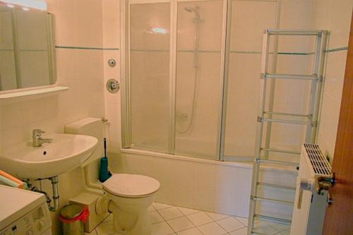 ツィングストにあるIlling, Wolfgang FW 8のバスルーム(シャワー、トイレ、シンク付)