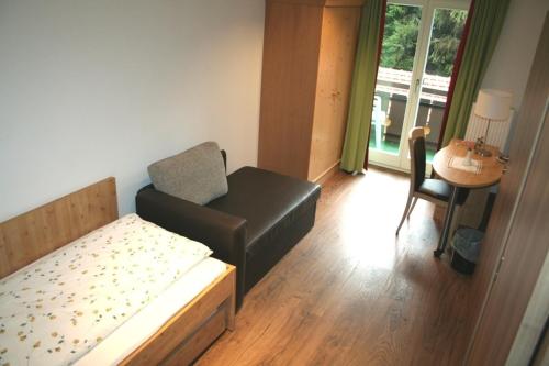 バート・ウィーゼにあるFockensteinのベッドと椅子付きの小さな部屋です。