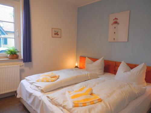 - une chambre avec un lit et 2 serviettes dans l'établissement Gästehaus Whg 1, à Prerow
