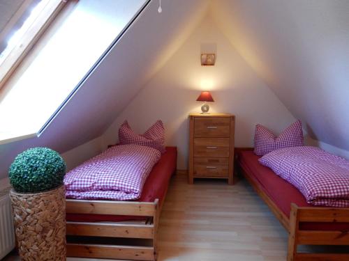 Un pat sau paturi într-o cameră la Ferienhaus Am Nordstrand