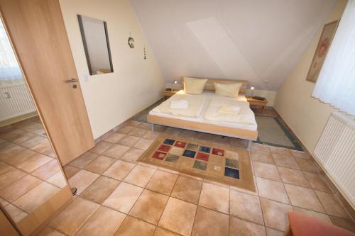a small bedroom with a bed in a attic at Meer, Whg 16 in Zingst
