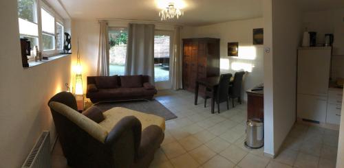 un soggiorno con divano e tavolo di Hasen Apartment Lingen a Lingen