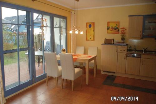 a kitchen and dining room with a table and chairs at Villa "Meereslust", Whg 2 in Zingst
