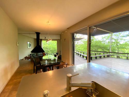 cocina y comedor con vistas a una terraza en 軽井沢 - Karuizawa Villa H24 - ペット可 - 条件付き小型犬OK en Oiwake