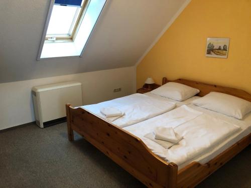 オストゼーバート・ディアーハーゲンにある-"Fischländer Weg 53B"-のベッドルーム1室(白いシーツ付きのベッド1台、窓付)