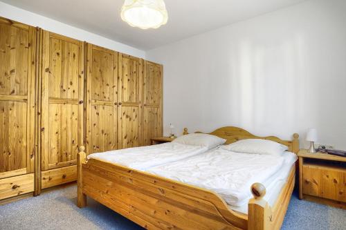 ツィングストにあるWaldesruh - FWのベッドルーム1室(木製ベッド1台、木製キャビネット付)