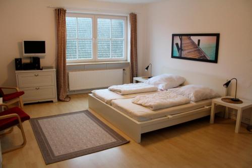 ハイリゲンハーフェンにあるHaus Wagner App 2のベッドルーム1室(ベッド2台、窓付)