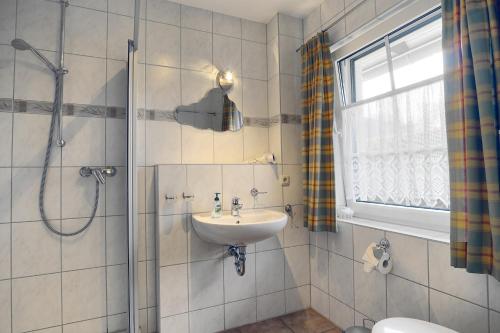 a bathroom with a sink and a shower at Kranichguck, App 1 in Zingst