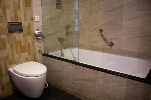 Un baño de Rupakot Resort