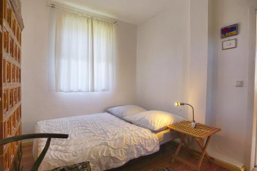 ツィングストにあるAlte Schmiede - 21847のベッドルーム1室(ベッド1台、ランプ付きテーブル付)
