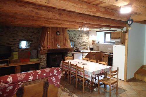 cocina con mesa y sillas en una habitación en artiguelongue grange restaurée en Loudenvielle
