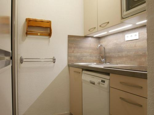 Appartement La Plagne, 3 pièces, 6 personnes - FR-1-329-47にあるキッチンまたは簡易キッチン