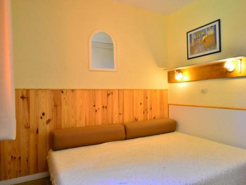 ラ・プラーニュにあるAppartement La Plagne, 3 pièces, 6 personnes - FR-1-329-47の木製の壁のベッドルーム1室(ベッド1台付)