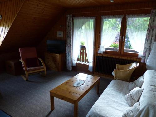 uma sala de estar com um sofá e uma mesa de centro em Ferienhaus Rombach Wohnung A em Wieden