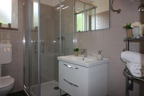 bagno con lavandino e doccia di Residence Lorena Bungalow Lavanda 1 a Poreč (Parenzo)