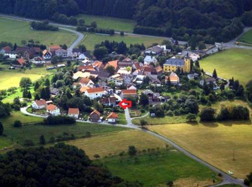 una vista aérea de un pequeño pueblo con una señal roja en Ruhige Ferienwohnung mit Fernblick en Modautal