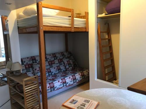 En eller flere senge i et værelse på Vacances Perennes rue Richelieu