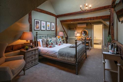 um quarto com uma cama, uma secretária e um sofá em The Bird In Hand em Maidenhead