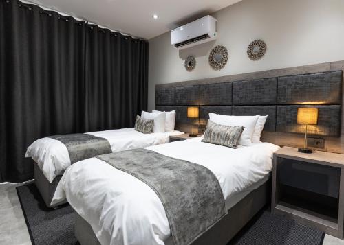 Tempat tidur dalam kamar di Luxe Suites Boutique Hotel