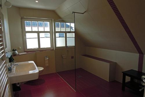 Kylpyhuone majoituspaikassa Haus Helene