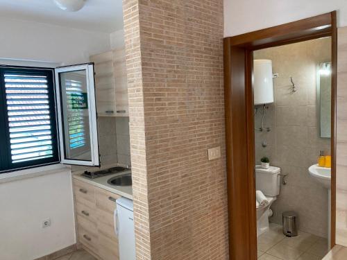 Baño pequeño con lavabo y aseo en Apartments Milicevic, en Herceg-Novi