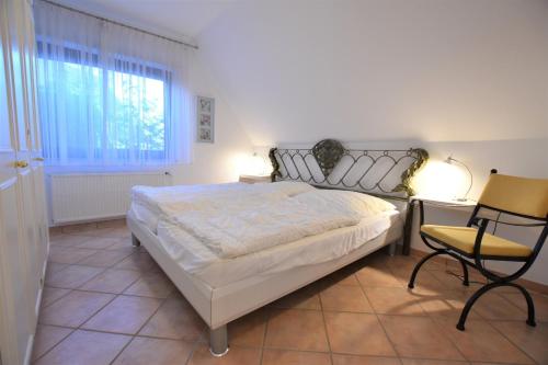 um quarto com uma cama, uma secretária e uma cadeira em Yachthafenhöh Whg3 em Grömitz