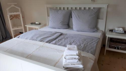 um quarto com uma cama com toalhas em bel-etage em Liebshausen