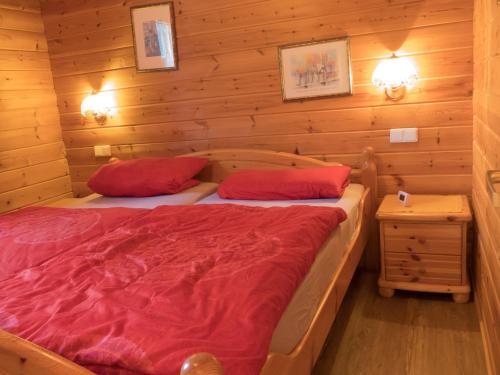 um quarto com 2 camas num chalé de madeira em Ferienhaus Nr 24, Typ A, Feriendorf Jägerpark, Bayerischer Wald em Viechtach