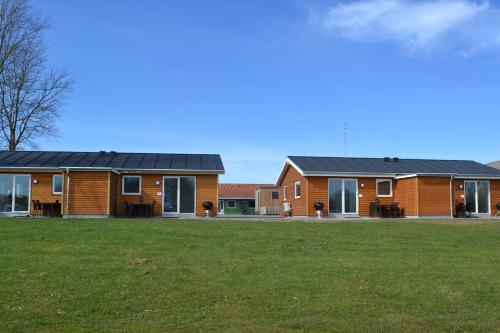 dom z panelami słonecznymi na dachu w obiekcie Storkesøen Ribe Holiday Cottages and Apartments w mieście Ribe