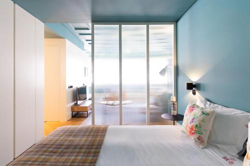 1 dormitorio con 1 cama y vistas al océano en HM - Infante Riverside Apartment M en Oporto