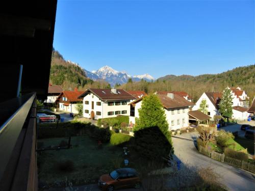 Blick auf eine Stadt mit Häusern und einer Straße in der Unterkunft Ferienhaus Weiß, Sandra Weiß in Füssen