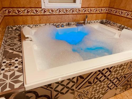 un jacuzzi con agua azul. en Hotel Cies, en Calvarrasa de Abajo