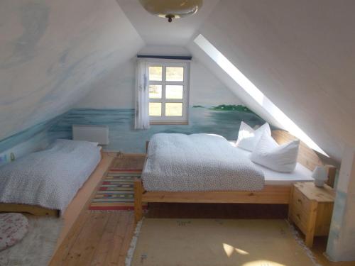 プレローにあるkleine Hertaの屋根裏のベッドルーム(ベッド2台、窓付)