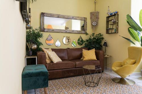 a living room with a brown couch and a mirror at Noah Home in Manarola