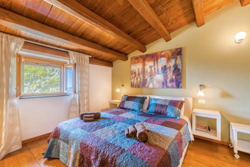 ヴェルナッツァにあるVernazza Guest Houseのベッドルーム1室(カラフルな毛布付きのベッド1台付)