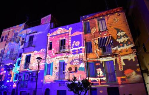 a building with lights on the side of it at Il cielo in una stanza in Itri