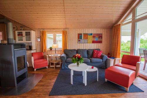 uma sala de estar com um sofá e uma mesa em Typ B "Lady Nelson" -Fördehaus- em Pelzerhaken
