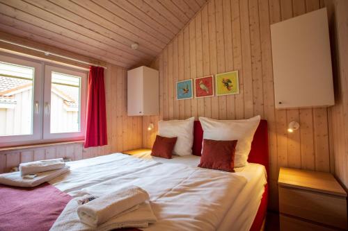 um quarto com uma cama grande num quarto em Typ B "Lady Nelson" -Fördehaus- em Pelzerhaken