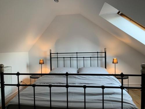 - une chambre avec un lit noir et 2 oreillers blancs dans l'établissement Mini-Ferienhaus Petersberg, à Eckernförde