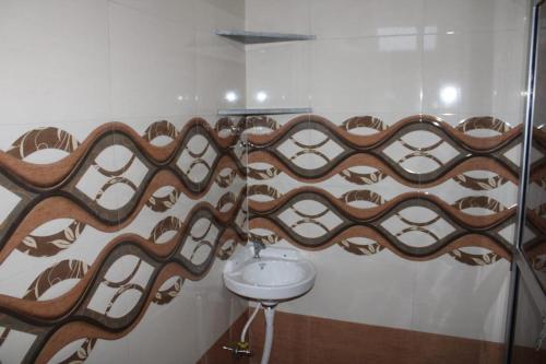 łazienka z toaletą i umywalką w obiekcie Hill Paradise Home Stay w mieście Udaipur
