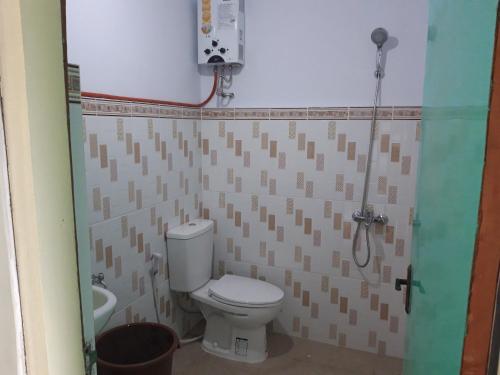 a bathroom with a toilet and a sink at Samikrasan Homestay in Tlekung