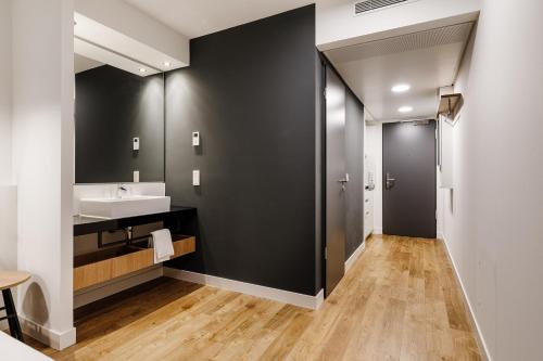 a bathroom with a sink and a mirror at smartments Mannheim Hauptbahnhof in Mannheim