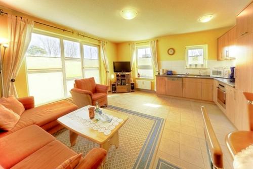 sala de estar con sofá y mesa en Ostsee-Residenz, Whg 10 en Zingst