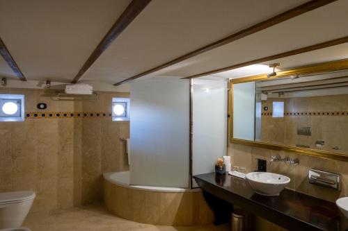 ein Badezimmer mit einer Badewanne, einem Waschbecken und einem WC in der Unterkunft Hotel Pazo Libunca in Narón