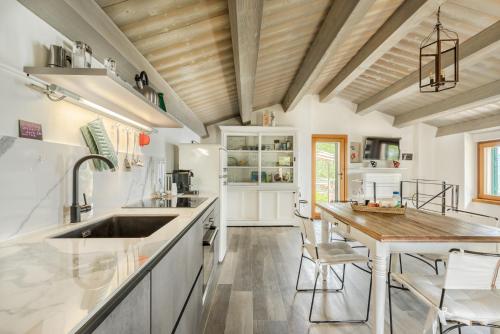 een keuken met een wastafel en een houten plafond bij Sound of Silence, Terre Marine in Corniglia