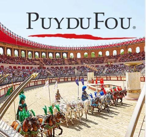 une photo d'une course de chevaux dans un stade dans l'établissement La maison d'Eglantine, 6 min du Puy du Fou, 4 chambres 10 couchages à St Malo-du-Bois,, à Saint-Malo-du-Bois